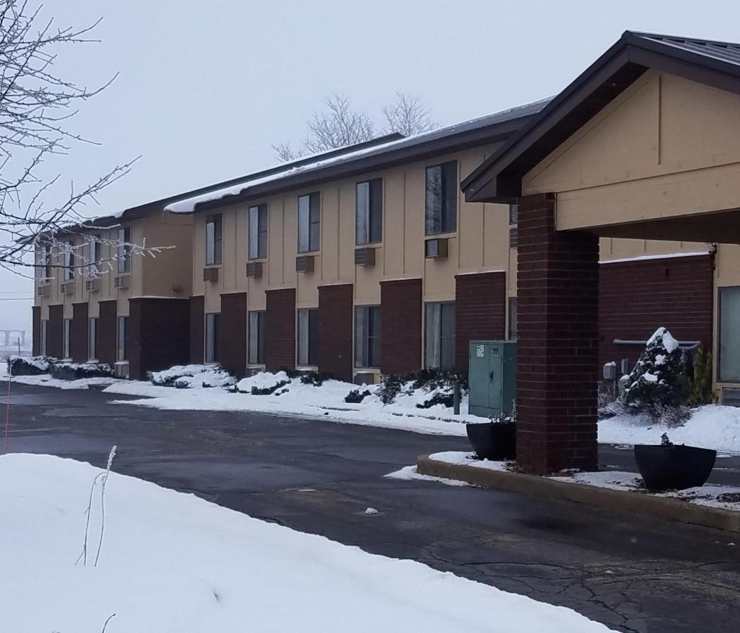 Amerivu Inn And Suites Shawano Wi Exterior foto